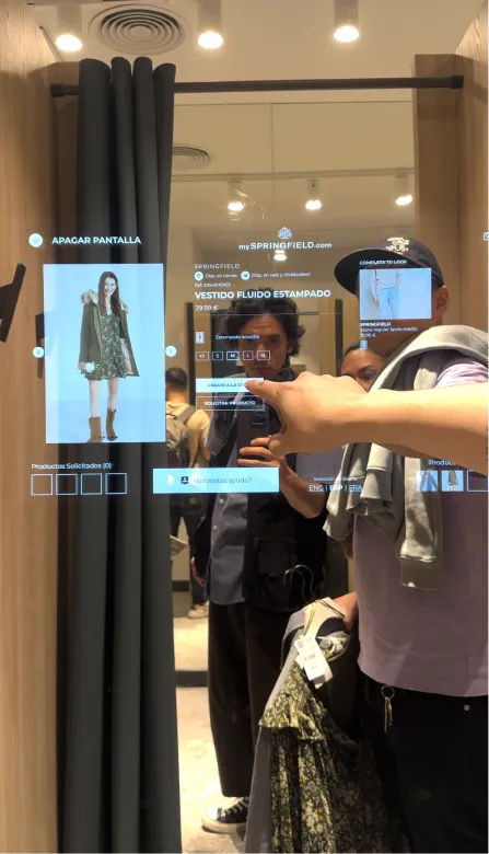 Equipo probando diseño en la pantalla/espejo de la tienda Myspringfield de Madrid Gran vía